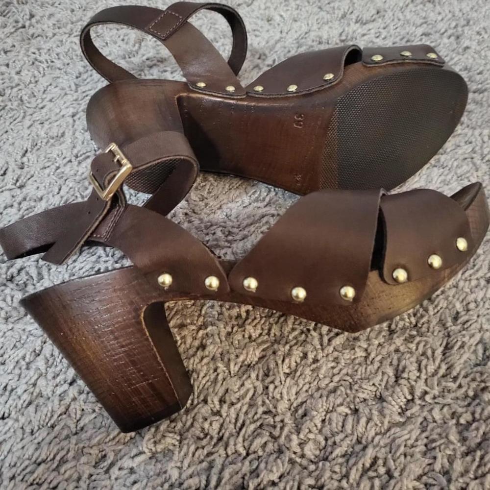 Italian Shoemaker 3 inch Breanna platform sandals size 8.5